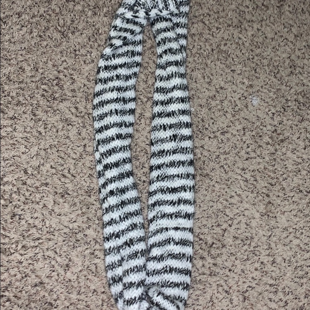 Black and white scarf